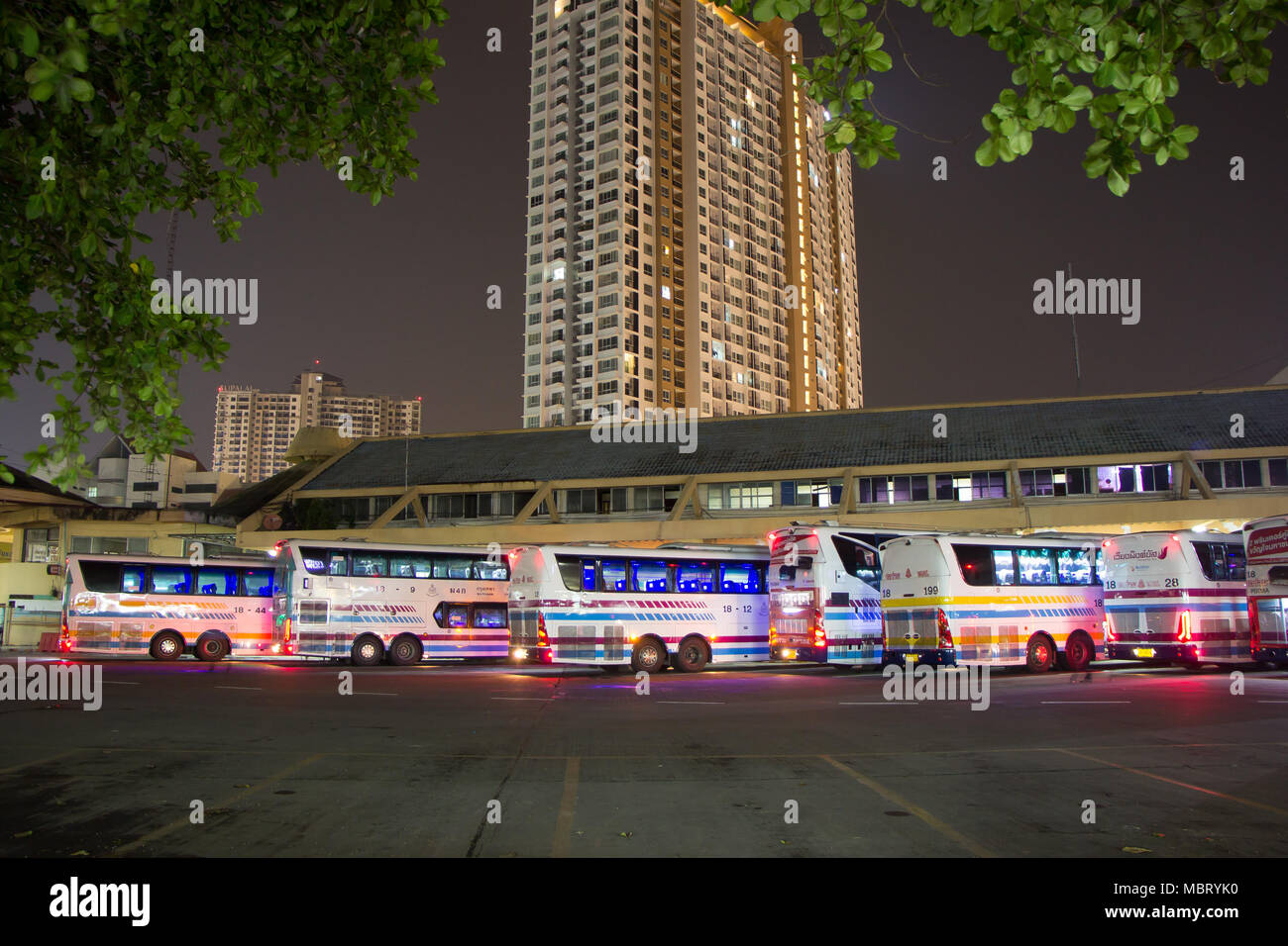 CHIANG MAI, Thailandia - 11 Aprile 2018: bus della società Sombattour. Via Bangkok e Chiangmai. Foto di Chiangmai, dalla stazione degli autobus in Thailandia. Foto Stock