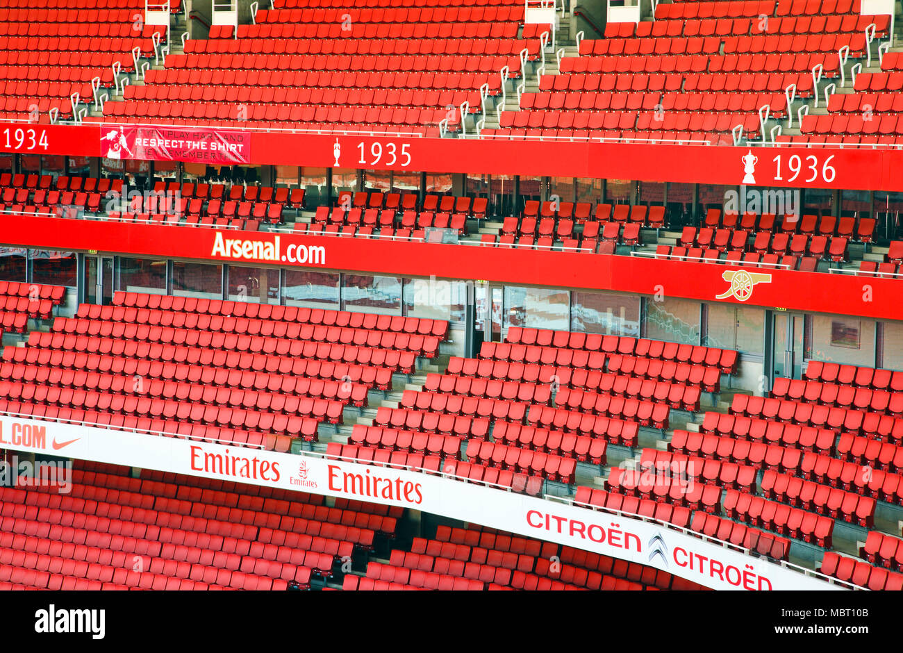 Colore rosso sorge in Highbury Stadium. Highbury Stadium, Highbury, Regno Unito. Architetto: Archibald Leitch, William Binnie, Claude Ferrier, 1913. Foto Stock