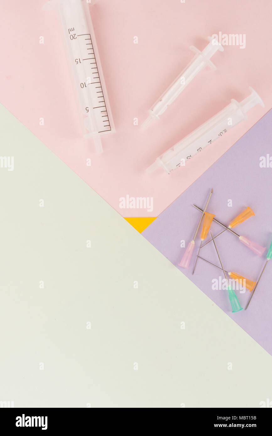 Siringa su uno sfondo colorato Foto Stock