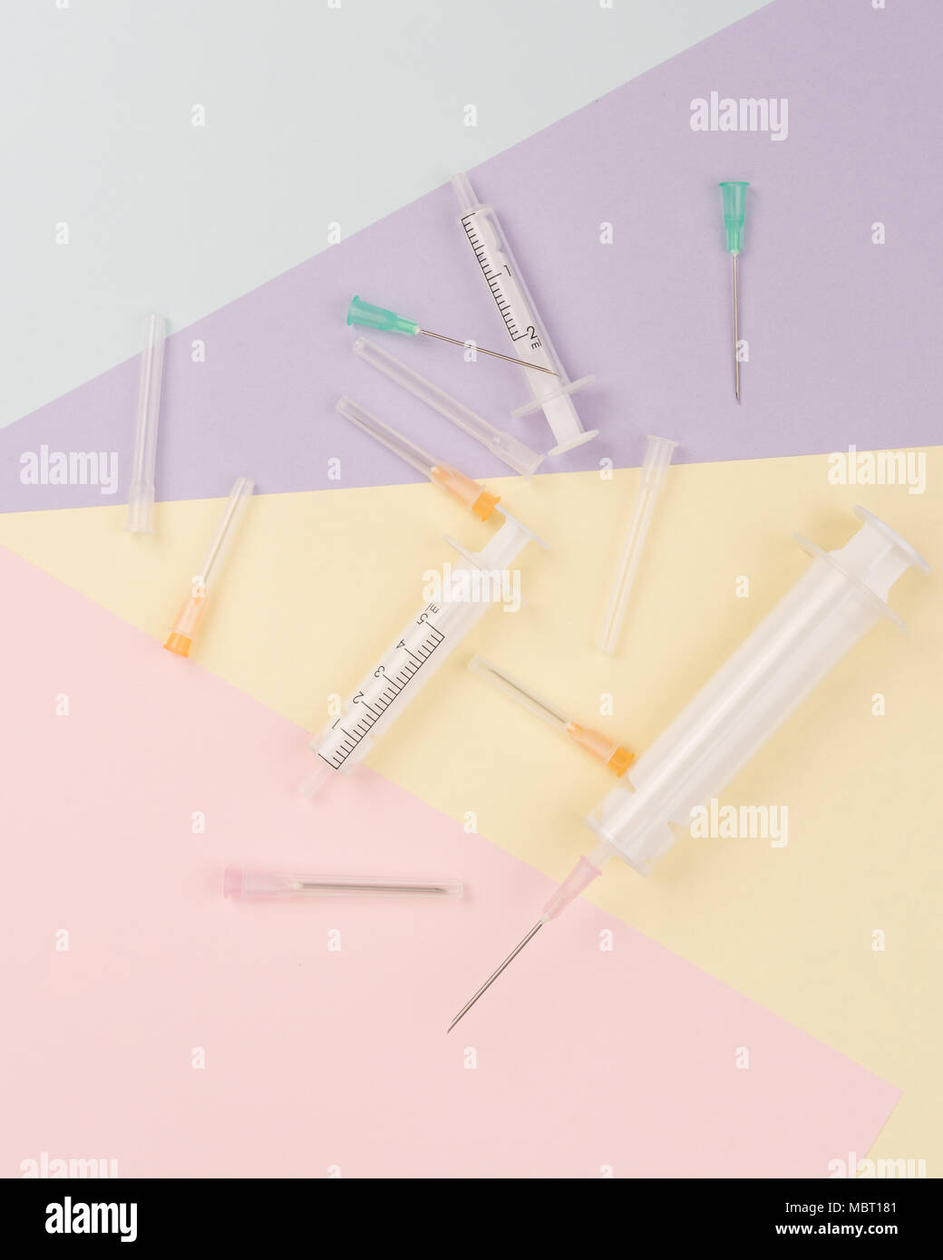 Siringa su uno sfondo colorato Foto Stock