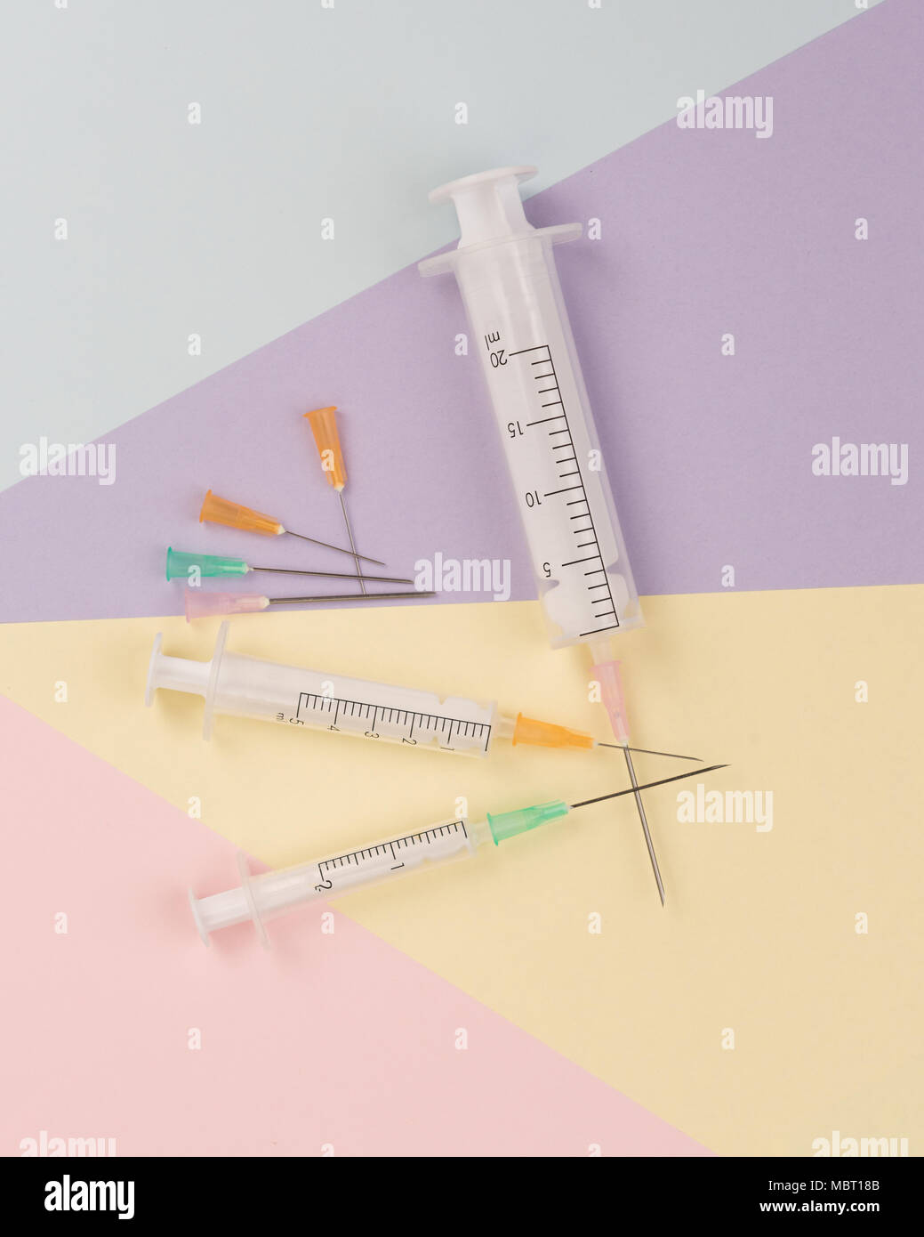 Siringa su uno sfondo colorato Foto Stock