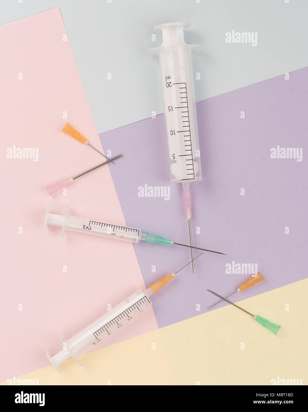 Siringa su uno sfondo colorato Foto Stock