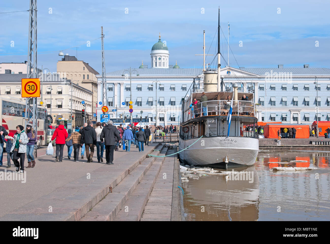 HELSINKI, Finlandia - 16 Aprile 2011: Ristorante Galleggiante Nicholas II nel porto vicino alla piazza del mercato. Sullo sfondo è Palazzo Municipale Foto Stock