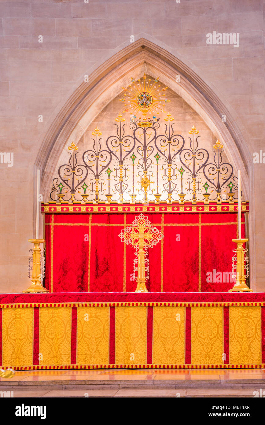 Altare Principale all'estremità est della chiesa cattedrale di St Edmundsbury ( aka St Edmund, St James, St Dennis) a Bury St Edmund, Inghilterra. Foto Stock
