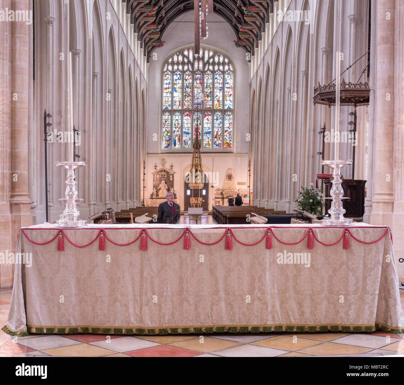 Altare centrale, con la navata centrale dietro di esso, al di sotto della torre presso la chiesa cattedrale di St Edmundsbury ( aka St Edmund, St James, St Dennis) a Bury St E Foto Stock