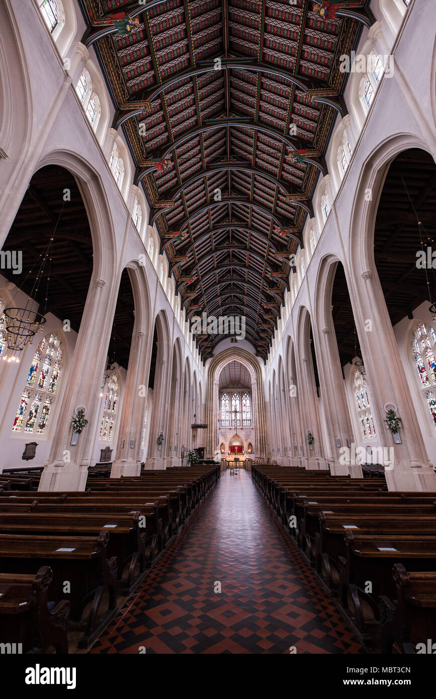 La navata e soffitto in legno (guardando verso est) presso la chiesa cattedrale di St Edmundsbury ( aka St Edmund, St James, St Dennis) a Bury St Edmund, Inghilterra. Foto Stock