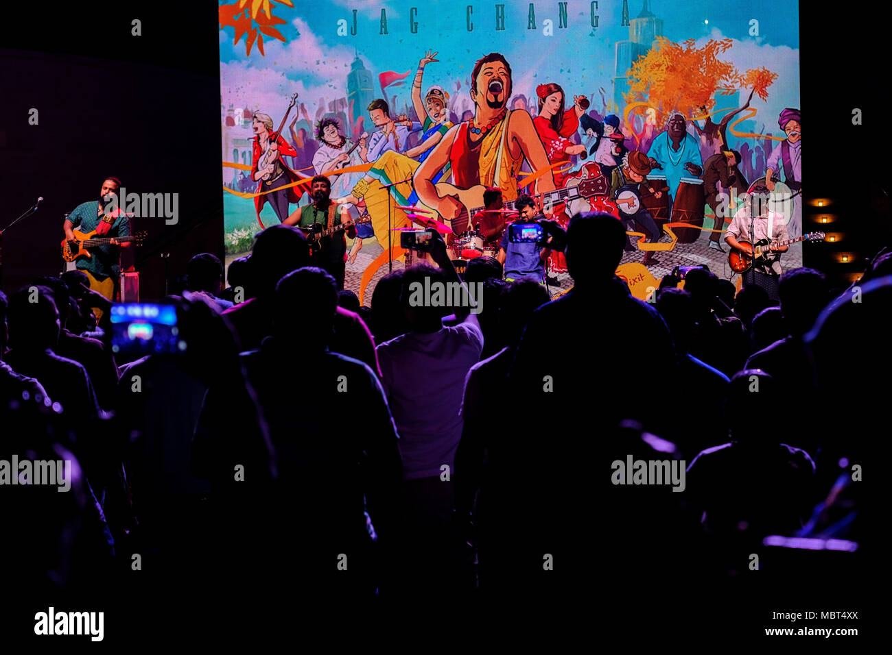 Silhouette di pubblico godendo di musica al concerto dal vivo (Jag Changa) da Raghu Dixit a Umm Al Emarat Park, Abu Dhabi, negli Emirati Arabi Uniti. Foto Stock