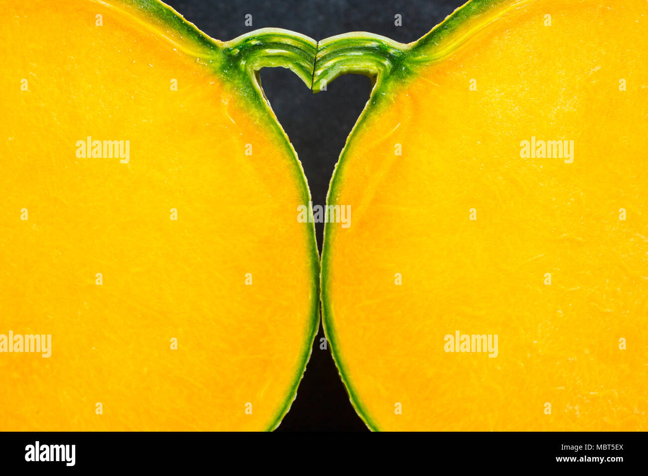 Lo spazio tra due metà di un melone e il picciolo costituisce una forma di cuore. Foto Stock