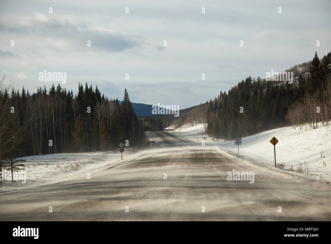 Coperta di neve autostrada nel nord Alberta Alberta, Canada Foto Stock