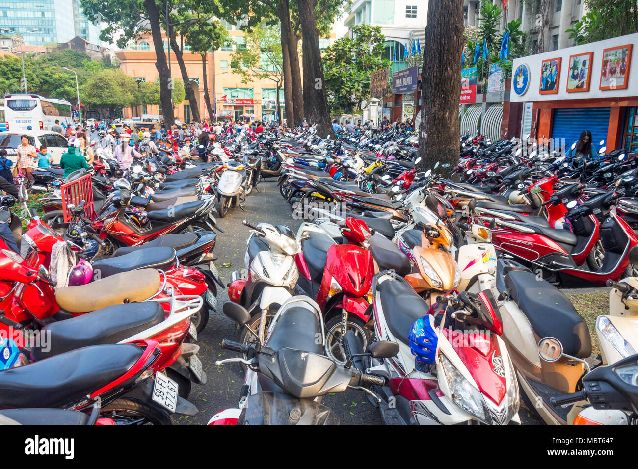 Moto parcheggiate ermeticamente in un parcheggio nella città di Ho Chi Minh, Vietnam. Foto Stock