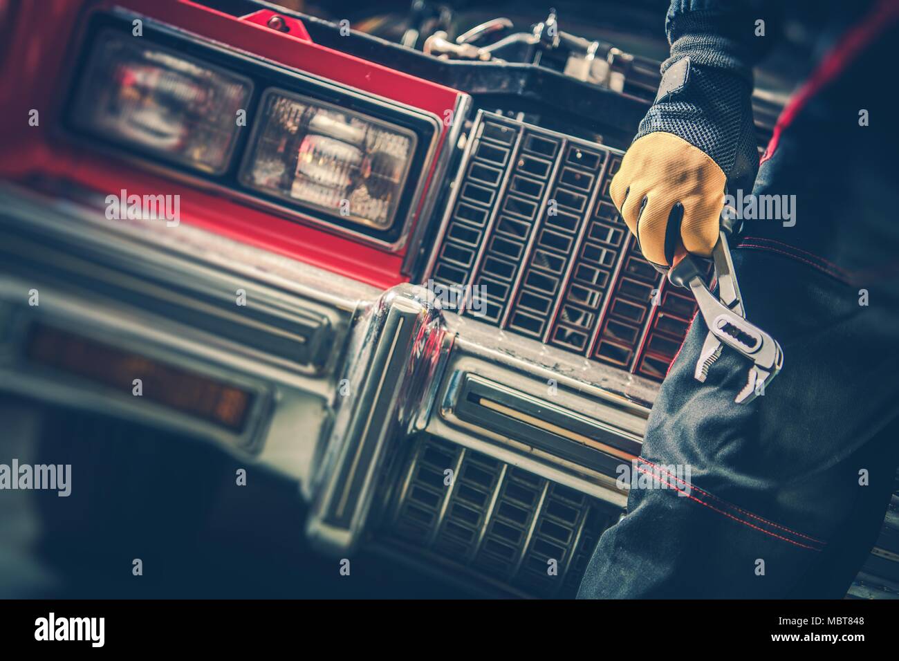 Auto classica restauro di riparazione. Meccanica del veicolo con strumenti di fronte all'auto d'epoca. Foto Stock