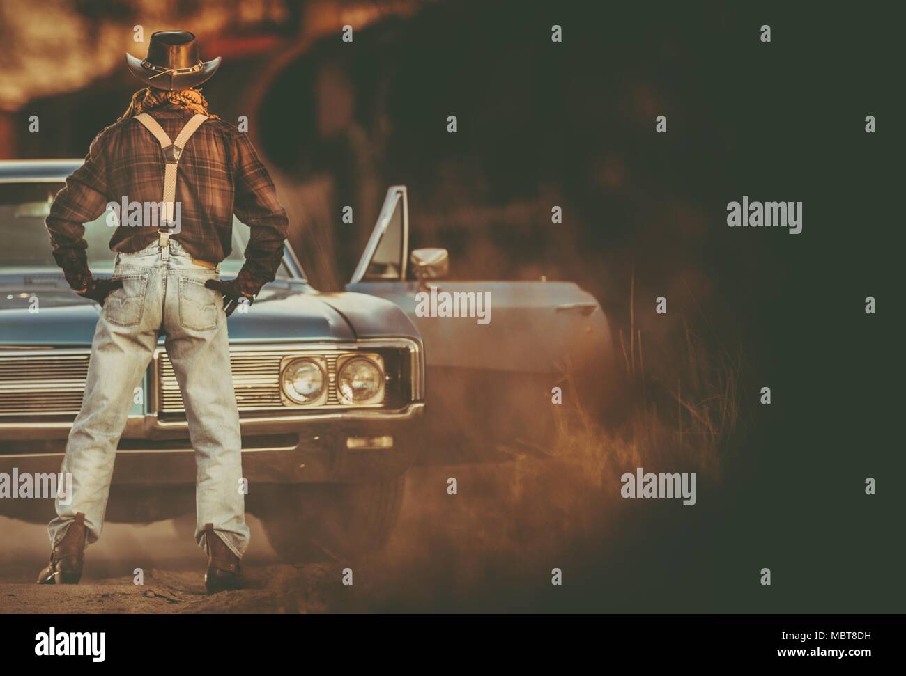 Western usura uomini caucasici e la sua classica Muscle Car. Cowboy Ride Vintage. Foto Stock