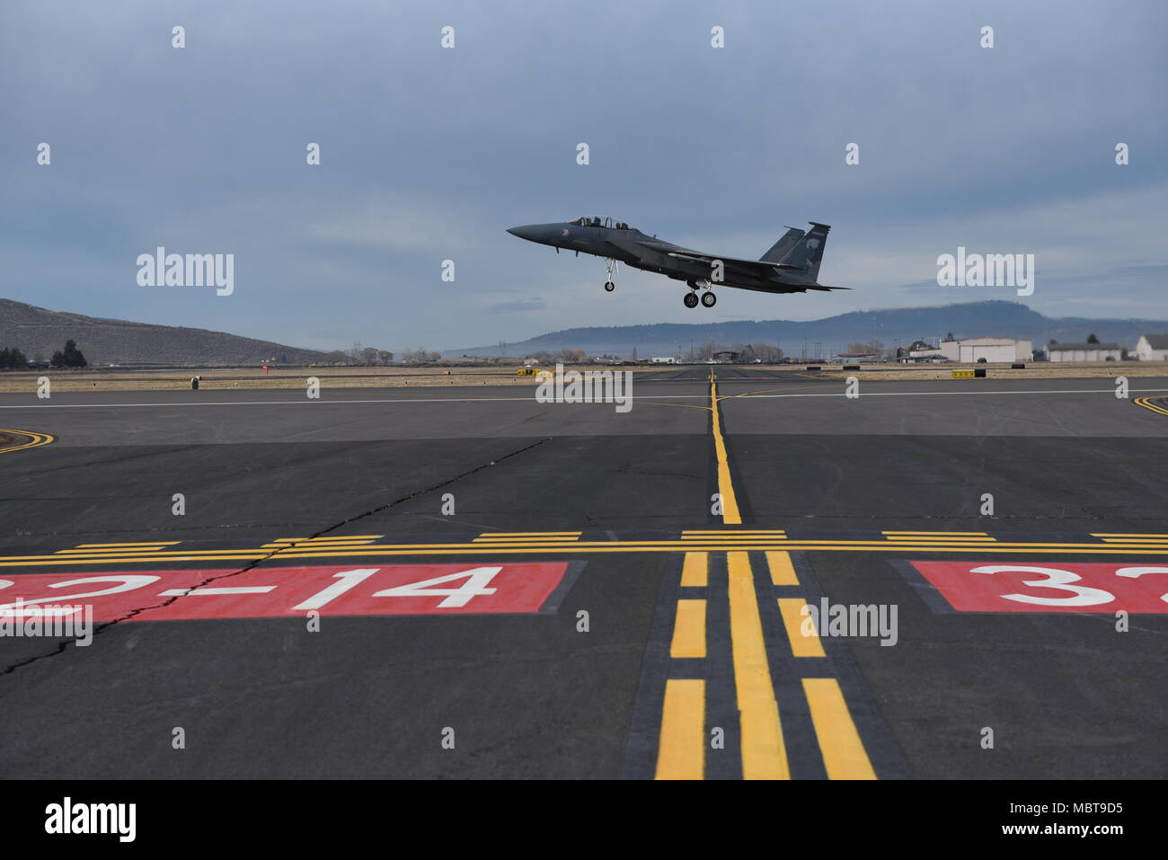 Il volo inaugurale del Natale eroi programma porta il primo inductee aloft al Kingsley Campo in Klamath Falls, Oregon Gen 3, 2018. Il programma è progettato per dare civica locale un leader di prima mano vista del 173rd Fighter Wing missione che, a sua volta, condividere queste informazioni con i loro circoli di influenza. Esso fa parte del continuo sforzo per informare la comunità locale circa la missione, educandoli sul motivo per cui questi getti volare sopra le loro città e le zone circostanti. (U.S. Air National Guard foto di Tech. Sgt. Jefferson Thompson) Foto Stock