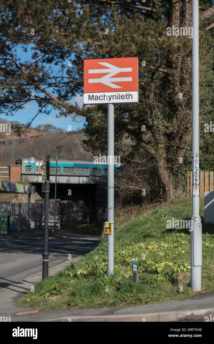 Cartello stradale di Machynlleth stazione ferroviaria. La contea di Powys. Il Galles. Foto Stock