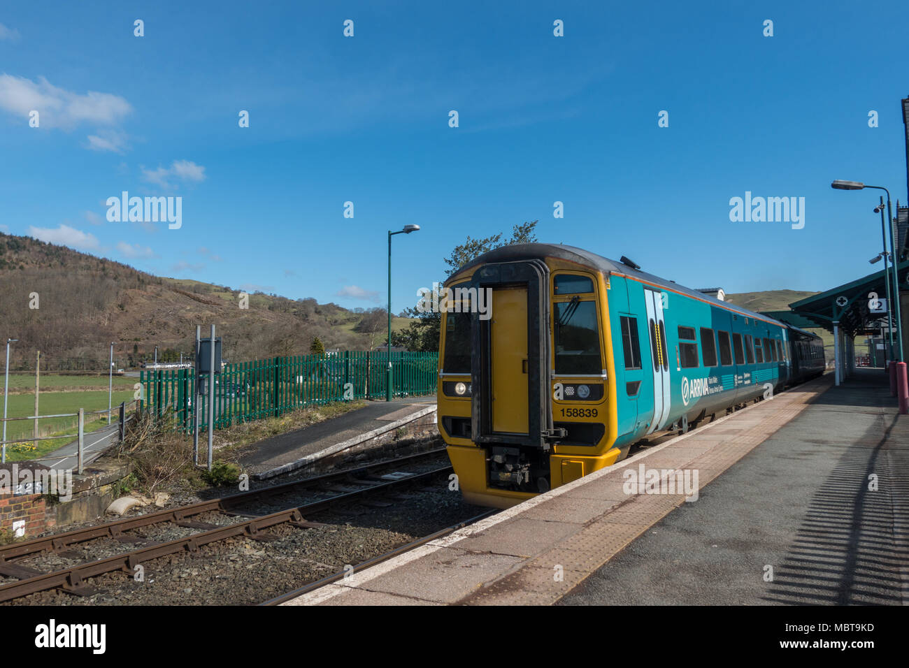 Treno in partenza Stazione Machylleth. La contea di Powys. Il Galles. 2018 Foto Stock