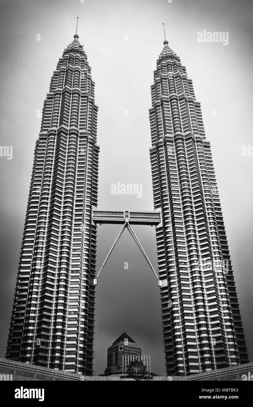 KUALA LUMPUR, Malesia - 20 dicembre: Petronas Twin Towers al crepuscolo sul dicembre 20, 2010 a Kuala Lumpur, Malesia. Petronas Twin Towers erano alte Foto Stock
