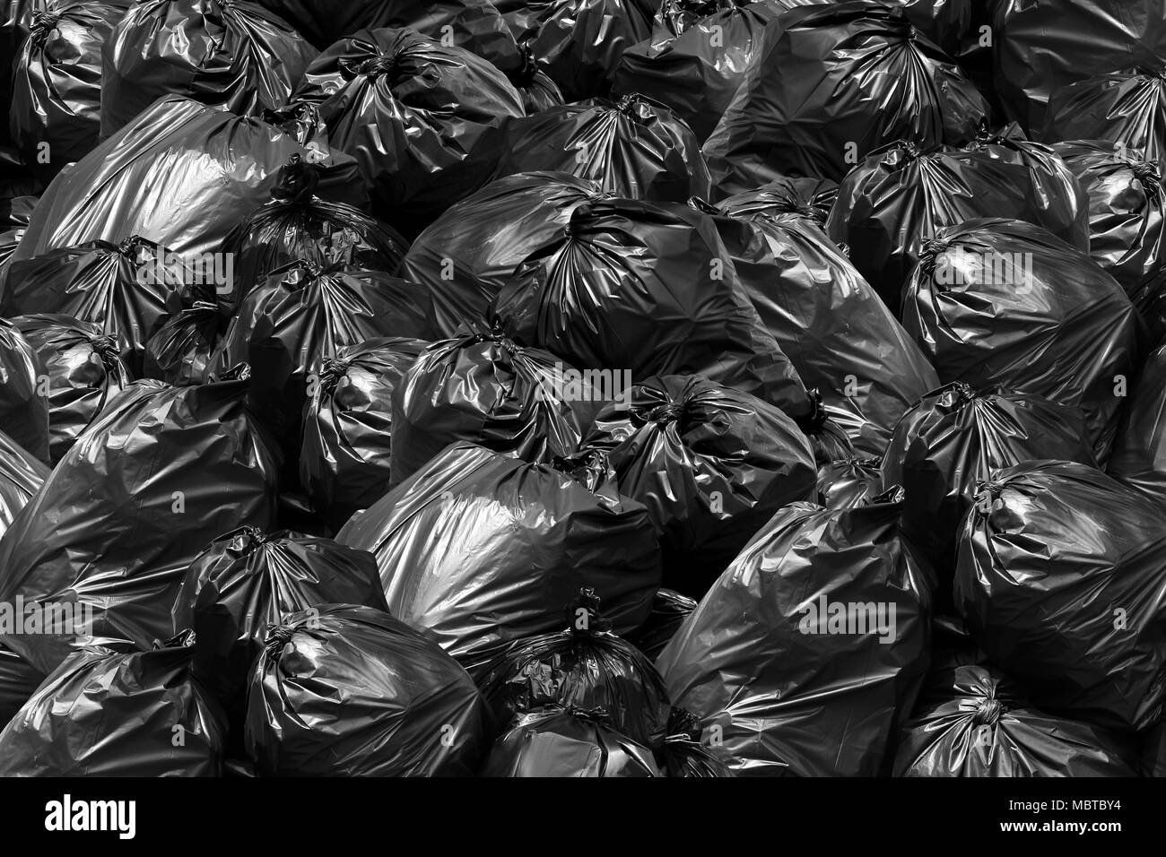 Background garbage bag black bin, Garbage dump, Bin,Cestino rifiuti, immondizia, sacchetti di plastica pila junk garbage cestino texture Foto Stock