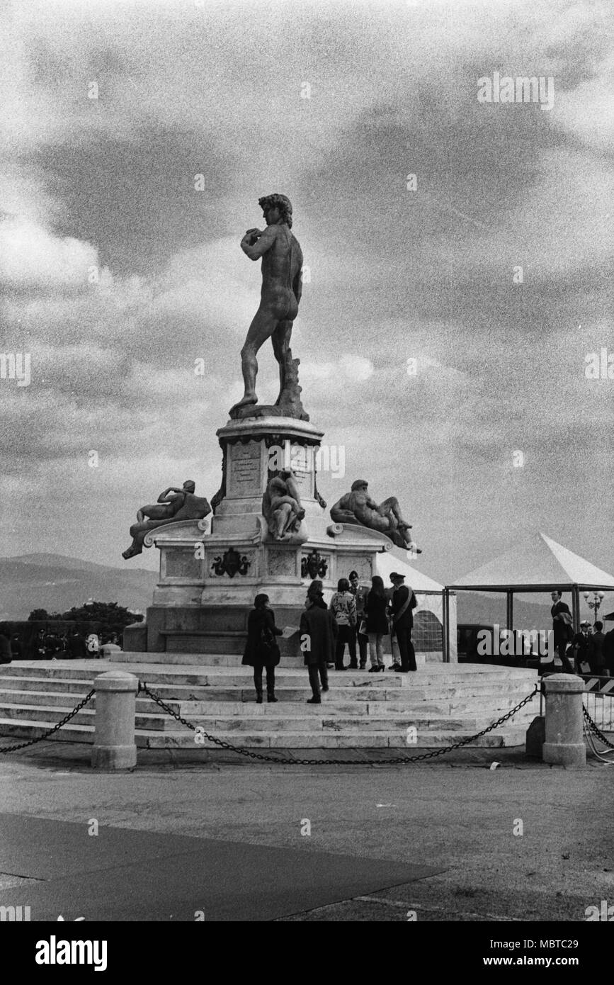 I giovani la forza militare degli uomini e dei loro parenti unite le forze di aviazione Frecce Tricolori 93th Anniversary. Piazzale Michelangelo, Firenze. Italia Foto Stock