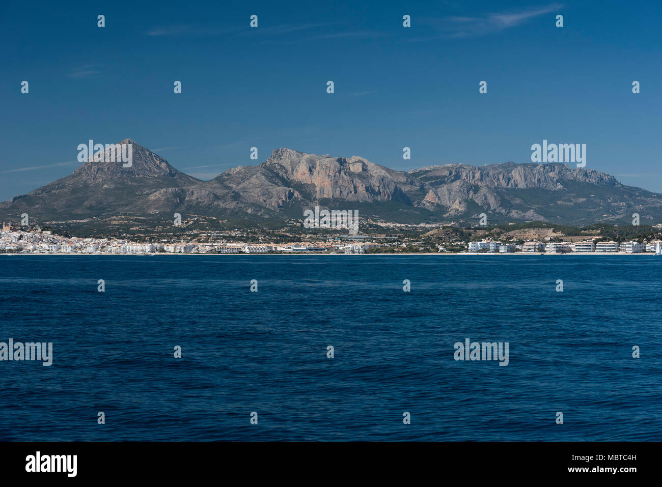 Altea Costa con Puig Campana e Ponoch montagne dal mare mediterraneo, provincia di Alicante, Spagna, Europa Foto Stock