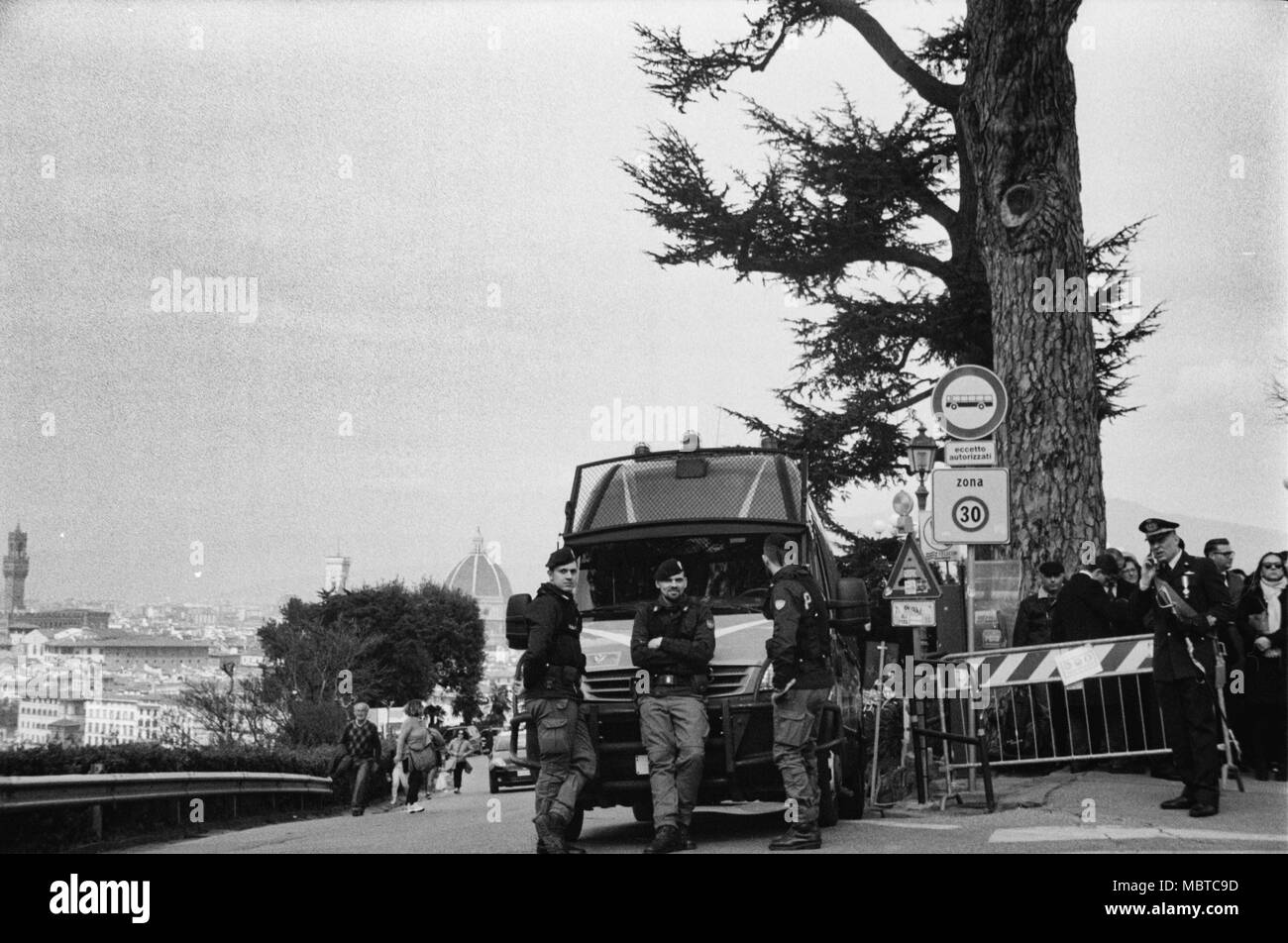 Le forze di polizia pattuglia le forze di aviazione Frecce Tricolori 93th Anniversary. Piazzale Michelangelo, Firenze. Italia Foto Stock