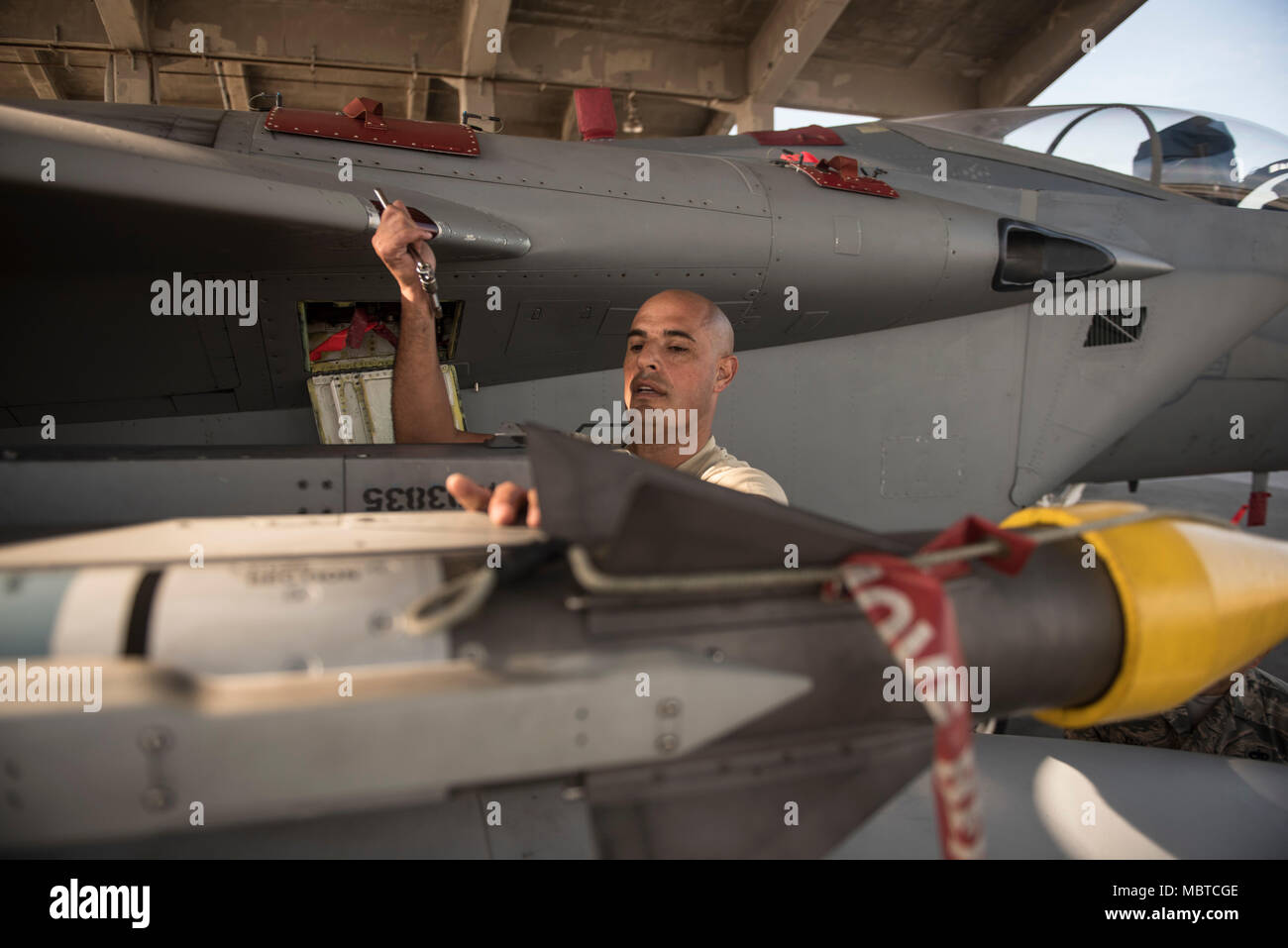 Stati Uniti Air Force Col. Tony Lombardo, xviii gruppo Manutenzione  Commander, carichi l'AIM-9X cerca di calore missile su di un F-15 Eagle  durante i capi versus aquile carico di armi la concorrenza