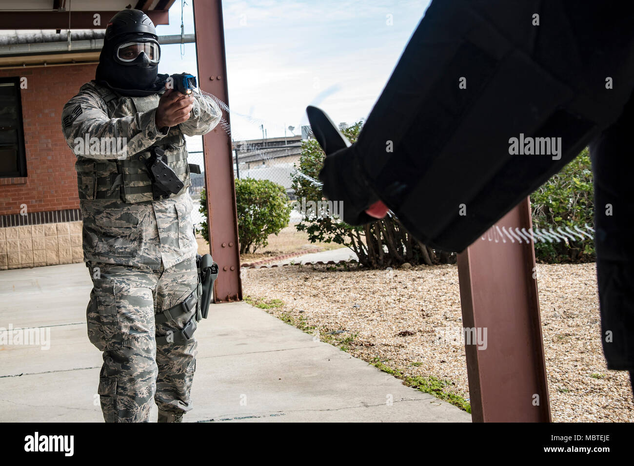 Tech. Sgt. Eddie Ingram III, 23d delle forze di sicurezza Squadron (FS) volo sergente, sinistro spara un taser al Senior Airman Brandon miglia, 23d unità FS trainer, gen. 8, 2018 a Moody Air Force Base, Ga. Il 23d SFS tenuto un "Shoot, non sparare, Engage" lo scenario di addestramento per aiutare a preparare i loro aviatori su come gestire situazioni in cui essi sono a fuoco la propria arma o semplicemente parlare con qualcuno. (U.S. Air Force foto di Airman Eugene Oliver) Foto Stock