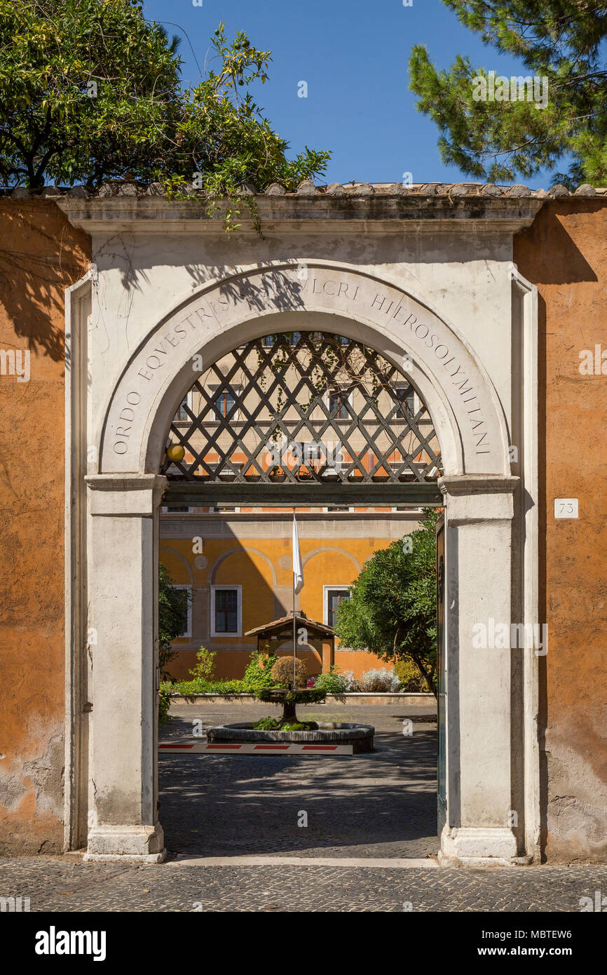 Ingresso archway all'Ordine Equestre del Santo Sepolcro di Gerusalemme (Ordo Equestris Sancti Sepulcri Hierosolymitani) in Roma, Italia Foto Stock