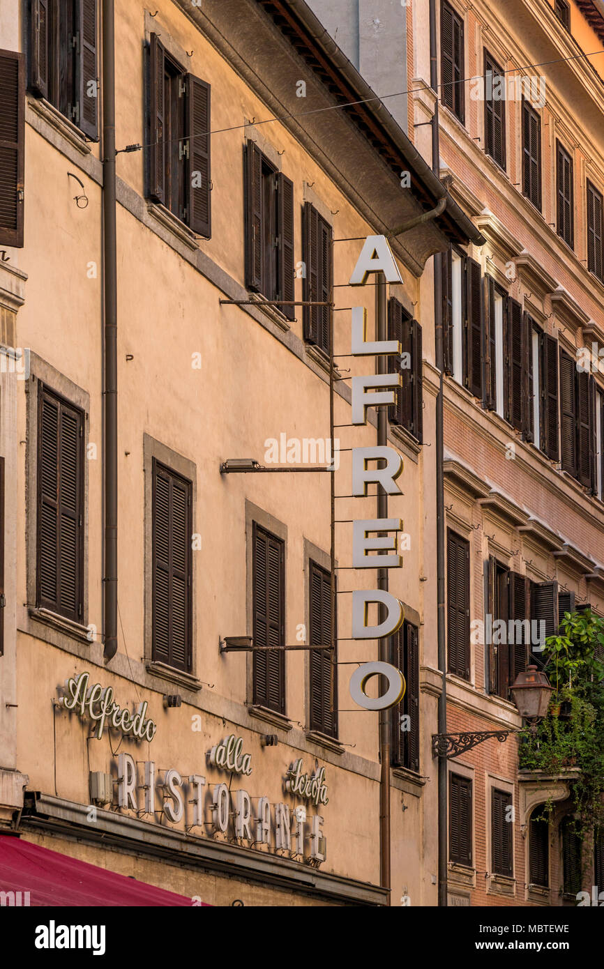 La facciata ed il segno al di sopra di Alfredo alla scrofa Ristorante via della Scrofa, Roma, Italia. Un ristorante rinomato per la sua pretesa di essere il luogo di nascita di Foto Stock