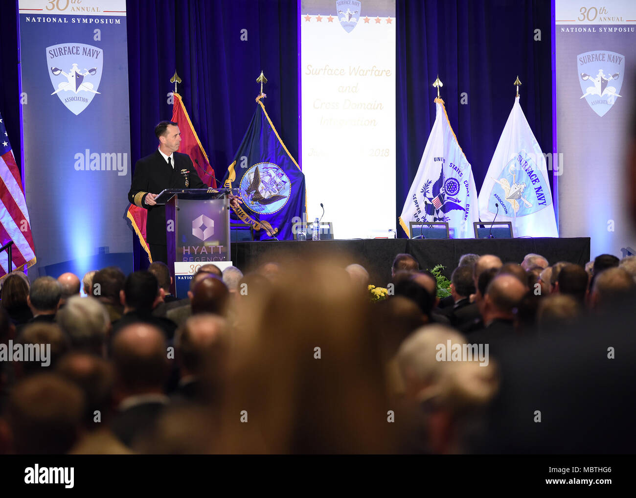 180109-N-TV402-272 in Crystal City, Virginia (GEN. 9, 2018) Capo di operazioni navali, ADM. John M. Richardson, eroga il discorso ai partecipanti della superficie marina dell'Associazione trentesimo Simposio Nazionale. Il simposio di quest'anno incentrato su 'Surface forze e croce di integrazione dominio', che mette in risalto le procedure comuni e esercizi combinato attraverso l'aereo, terrestre e marittimo, lo spazio e il cyberspazio domini è la preparazione per un più potente e navale integrato forza di superficie. (U.S. Foto di Marina di Massa lo specialista di comunicazione di terza classe Timoteo Hale/rilasciato) Foto Stock