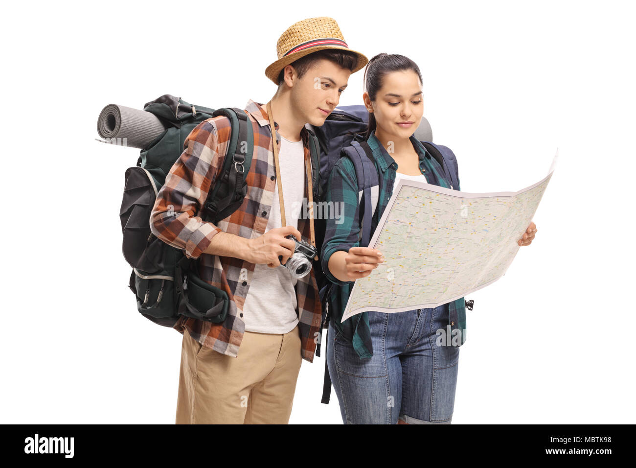 Turisti adolescenti guardando una mappa isolati su sfondo bianco Foto Stock