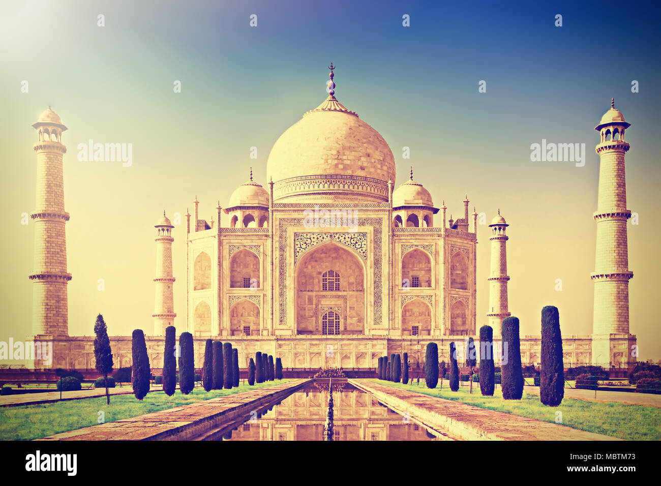 Croce trasformati vintage effetto retrò come filtrato hipster tonica foto del Taj Mahal di sunrise, luce di Agra, India. Foto Stock