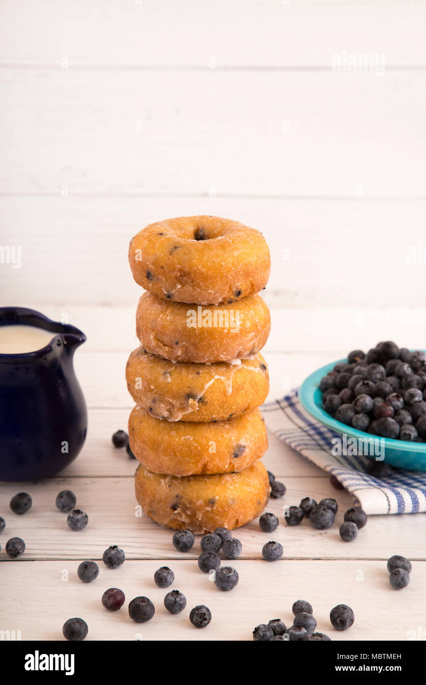 Torta ai mirtilli ciambelle su una bianca tavolo in legno Foto Stock