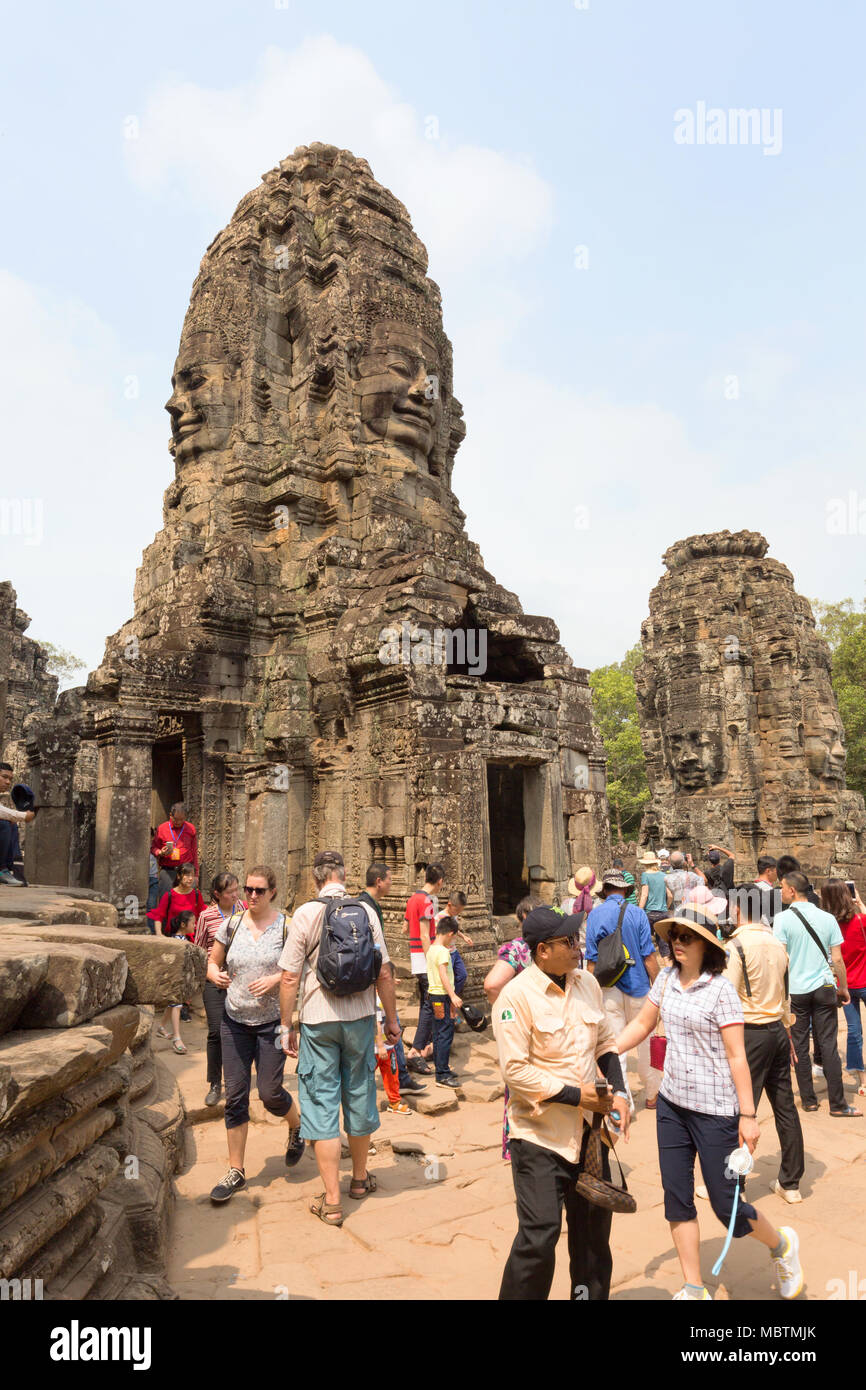 Tempio Bayon Cambogia - i turisti guardando i volti scolpiti di Buddha, tempio Bayon, Angkor Thom, sito patrimonio mondiale dell'UNESCO, Cambogia, Asia Foto Stock