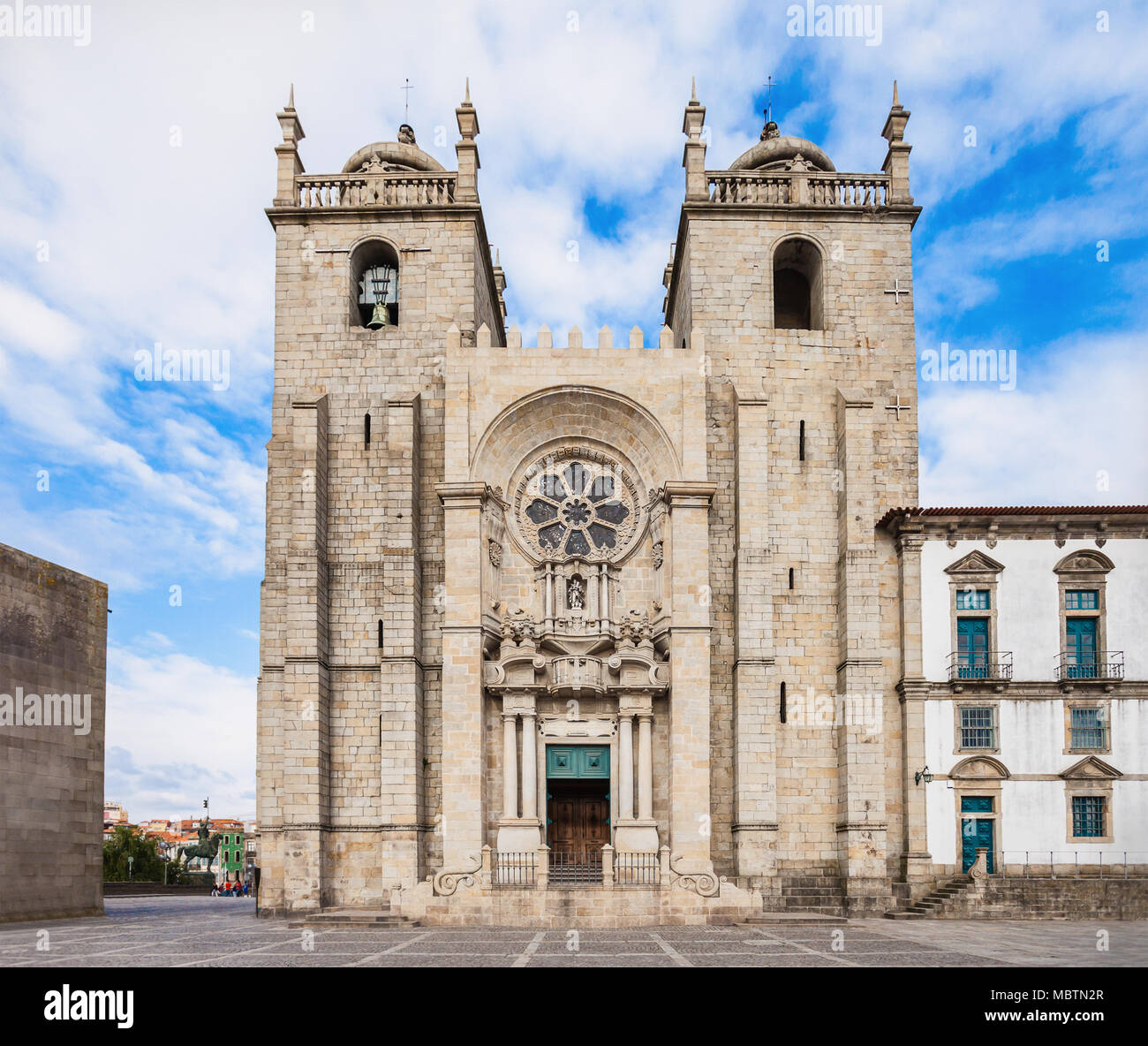 La cattedrale di Porto (Se do Porto) è uno dei monumenti più antichi e uno  dei più importanti monumenti romanici in Portogallo Foto stock - Alamy
