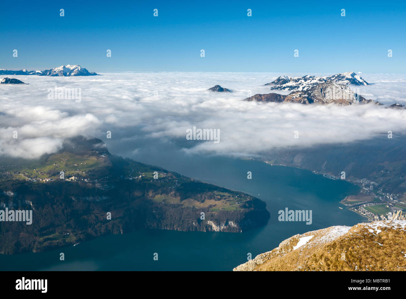 Il lago di Lucerna nelle alpi svizzere con due picchi dominanti in background - Monte Rigi e Pilatus Foto Stock