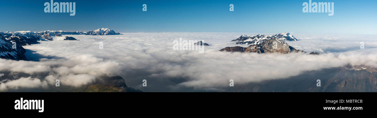 Le dense nubi sopra le Alpi svizzere Foto Stock