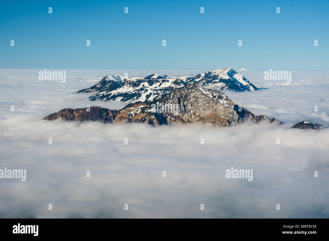 Il Monte Rigi innalzarsi al di sopra delle fitte nubi nelle Alpi Svizzere Foto Stock