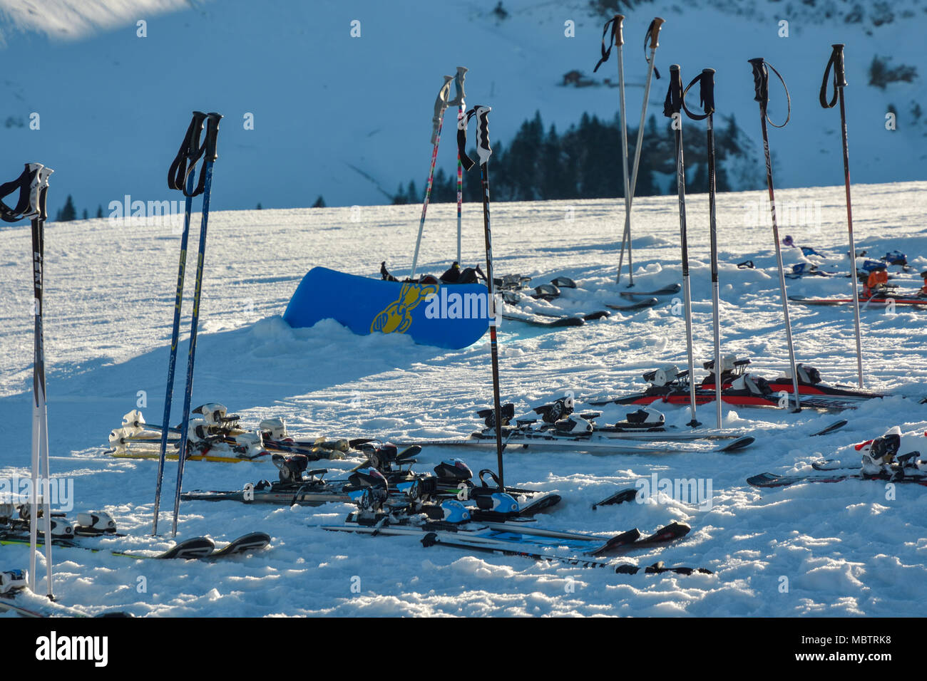 STOOS, Svizzera - Gennaio 2018 - le attrezzature da sci di fronte ad uno dei molti ristoranti di montagna in Stoos stazione sciistica in Svizzera Foto Stock
