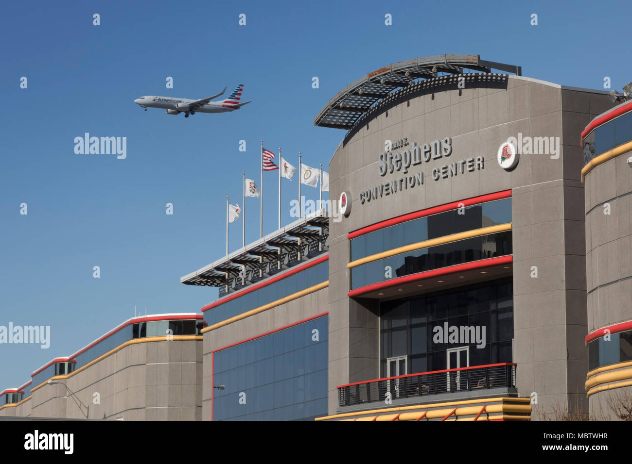 Rosemont, Illinois - Un American Airlines jet circa di atterrare all'Aeroporto O'Hare vola sopra la Donald E. Stephens Convention Center. Foto Stock