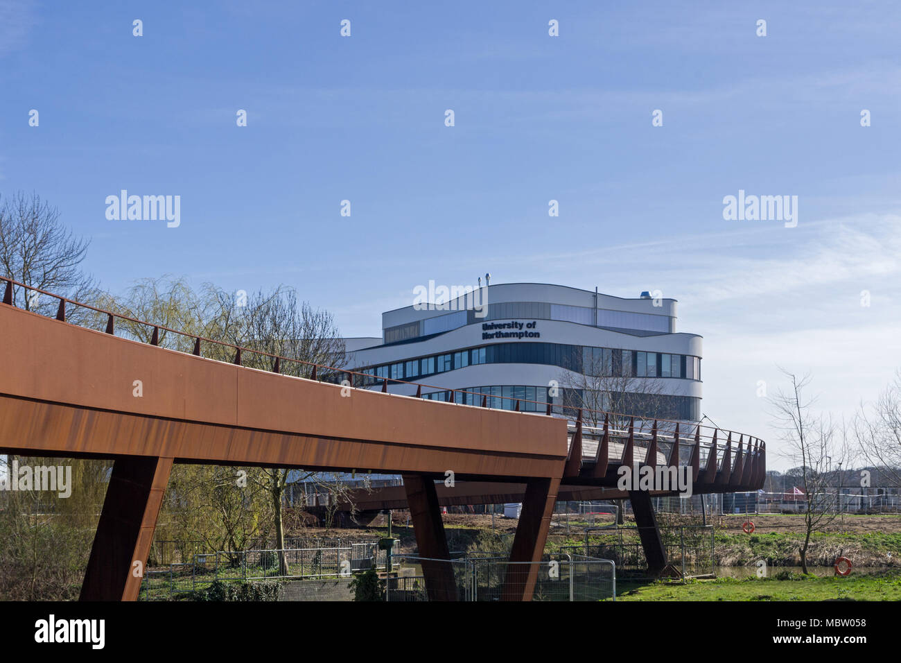 Passerella che conduce alla Università di Northampton, Waterside Campus, un edificio di nuova costruzione aperto nel settembre 2018; Northampton, Regno Unito Foto Stock