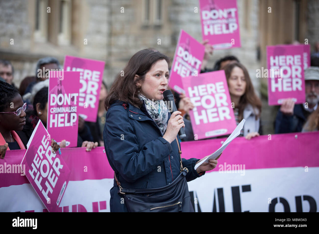 Pro-vita gli attivisti di dimostrare al di fuori di Ealing Broadway Municipio prima dell'aborto zona tampone votare questa settimana, London, Regno Unito Foto Stock