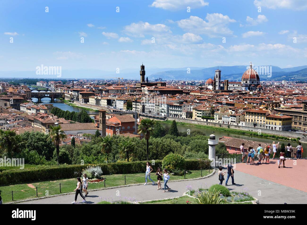 Vista panoramica del fiume Arno e a Firenze dal Piazzale Michelangelo, Firenze - Toscana, Italia - italiano. ( Il Duomo (Basilica di Santa Maria del Fiore) Ponte Vecchio Foto Stock