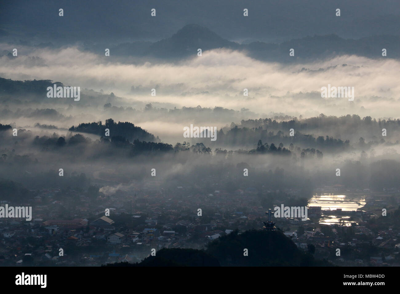 Il famoso basso livello cloud a Toraja Utara, visto da all'Tombi, Sulawesi, Indonesia Foto Stock