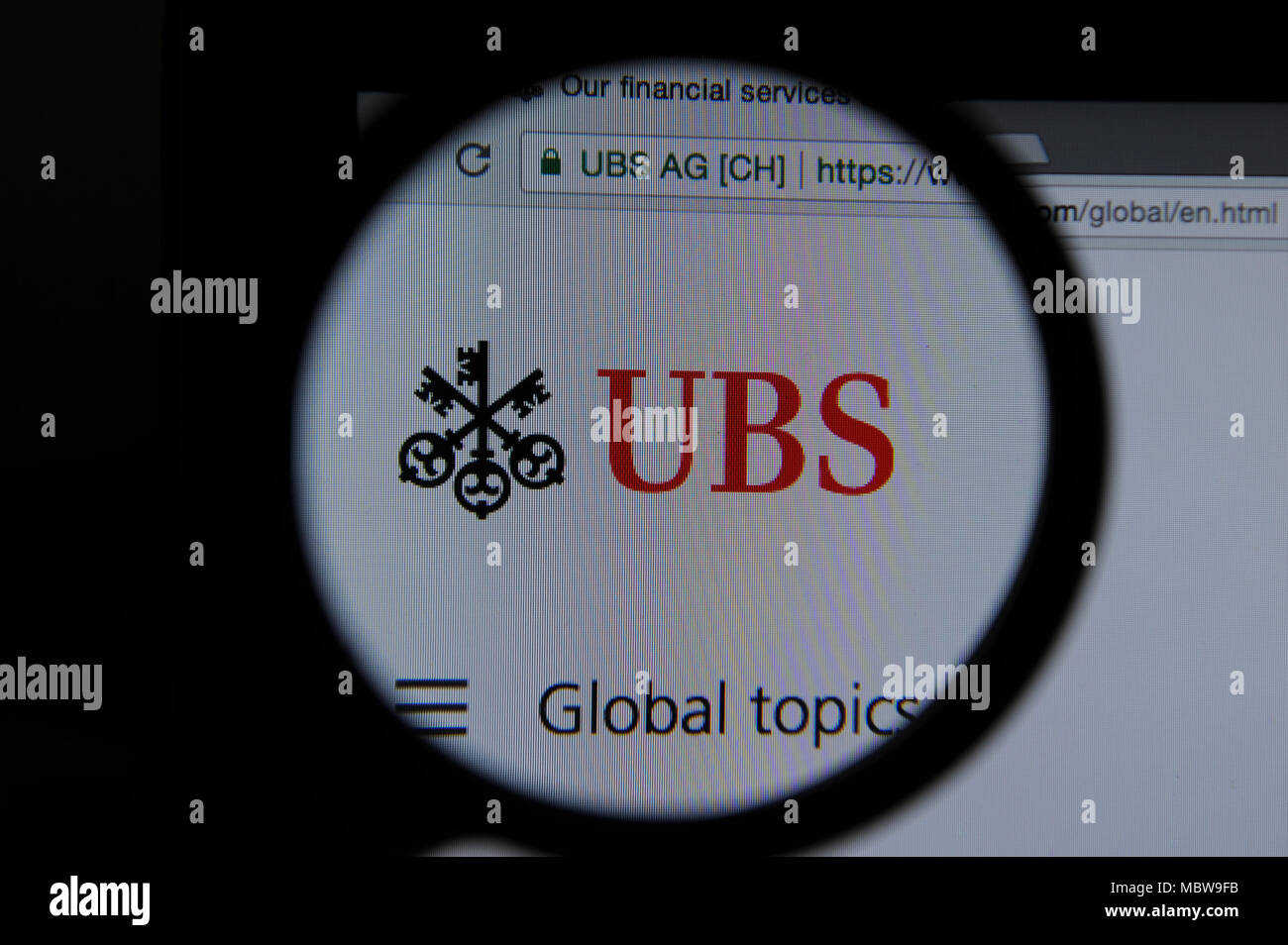 Sito web di UBS visto attraverso una lente di ingrandimento Foto Stock