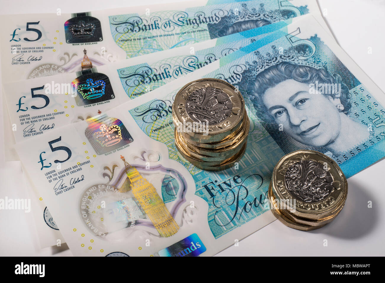 £ 1 monete casualmente posizionati sul Regno Unito £ 5, £10, £20 note Foto Stock
