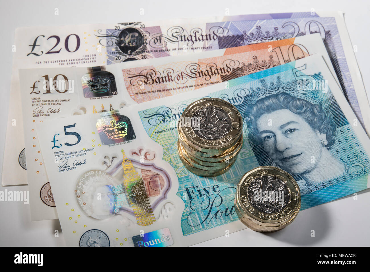 £ 1 monete casualmente posizionati sul Regno Unito £ 5, £10, £20 note Foto Stock