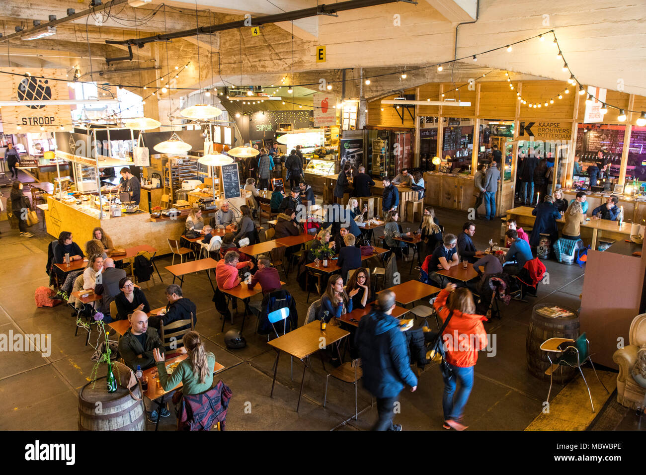 Fenix stabilimento alimentare, market hall e molti ristoranti differenti in un porto vecchio hall, sulla Nieuwe Maas, fiume, al "Kop van Zuid' distretto, il Net Foto Stock