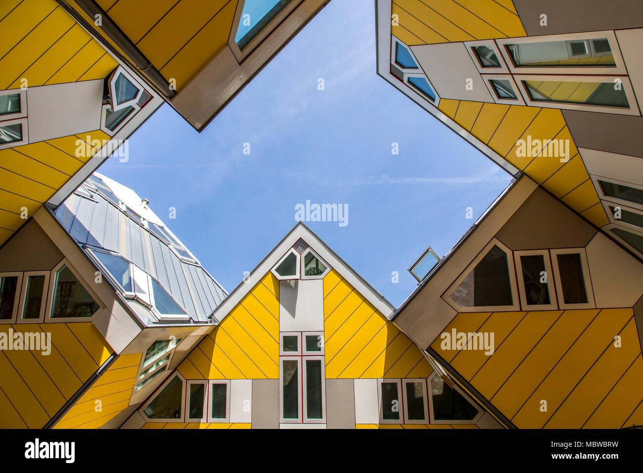 Downtown, Blaak Square, Kubus edificio residenziale e Kijk Kubus a forma di cubo case, Paesi Bassi, dall'architetto olandese Piet Blom Foto Stock