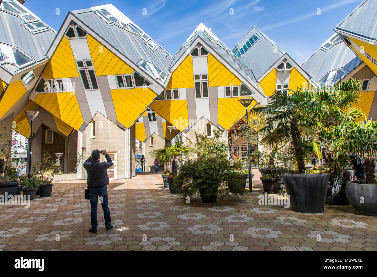 Downtown, Blaak Square, Kubus edificio residenziale e Kijk Kubus a forma di cubo case, Paesi Bassi, dall'architetto olandese Piet Blom Foto Stock