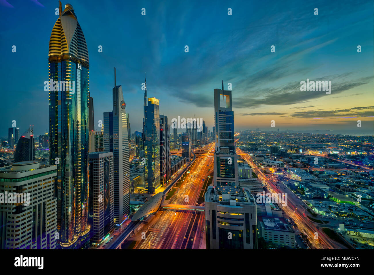 Una vista dello skyline della città al crepuscolo e dal quartiere finanziario del centro cittadino di Dubai, UAE, Medio Oriente. Foto Stock